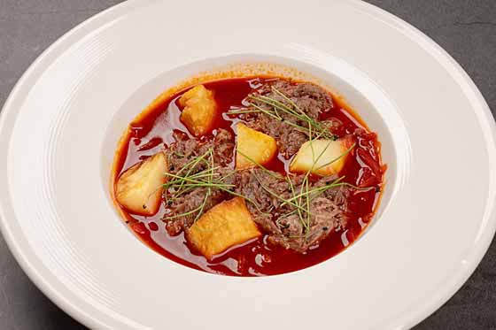 Борщ с мясом лося и говяжьим щёчками