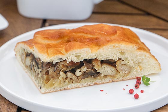 Пирог с курицей и грибами