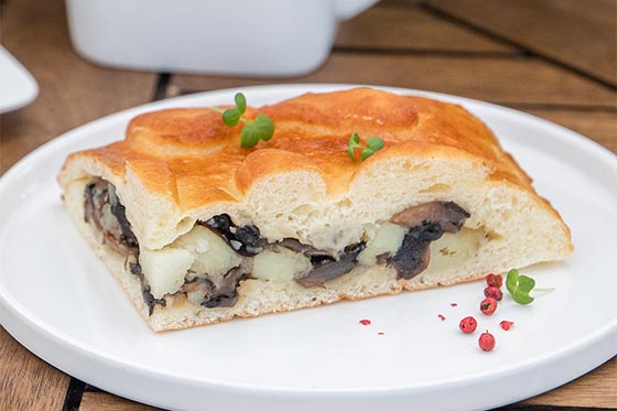 Пирог с грибами и картофелем