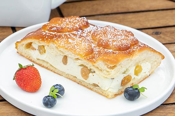 Пирог с творогом и изюмом